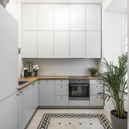 Cozy Historical Charm In Old Town Apartment *